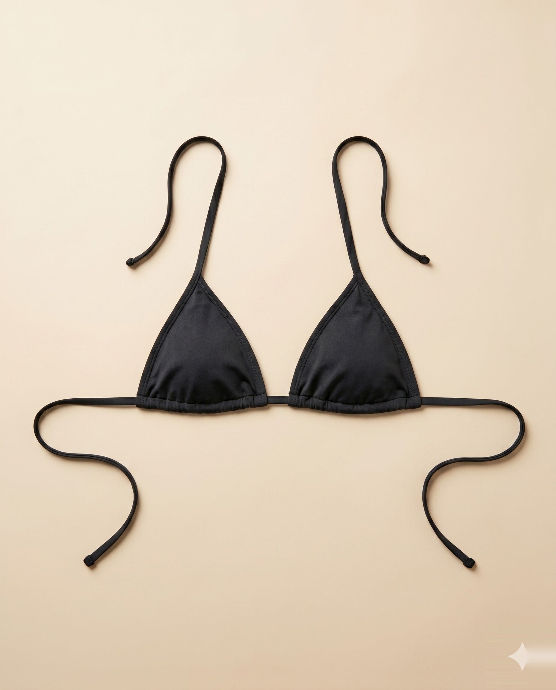 Top básico negro de regalo incluido con tu pedido del bikini menstrual Apparelle — triángulo con tiras laterales ajustables, uni-size (1 por pedido), complemento estético sin tecnología absorbente.