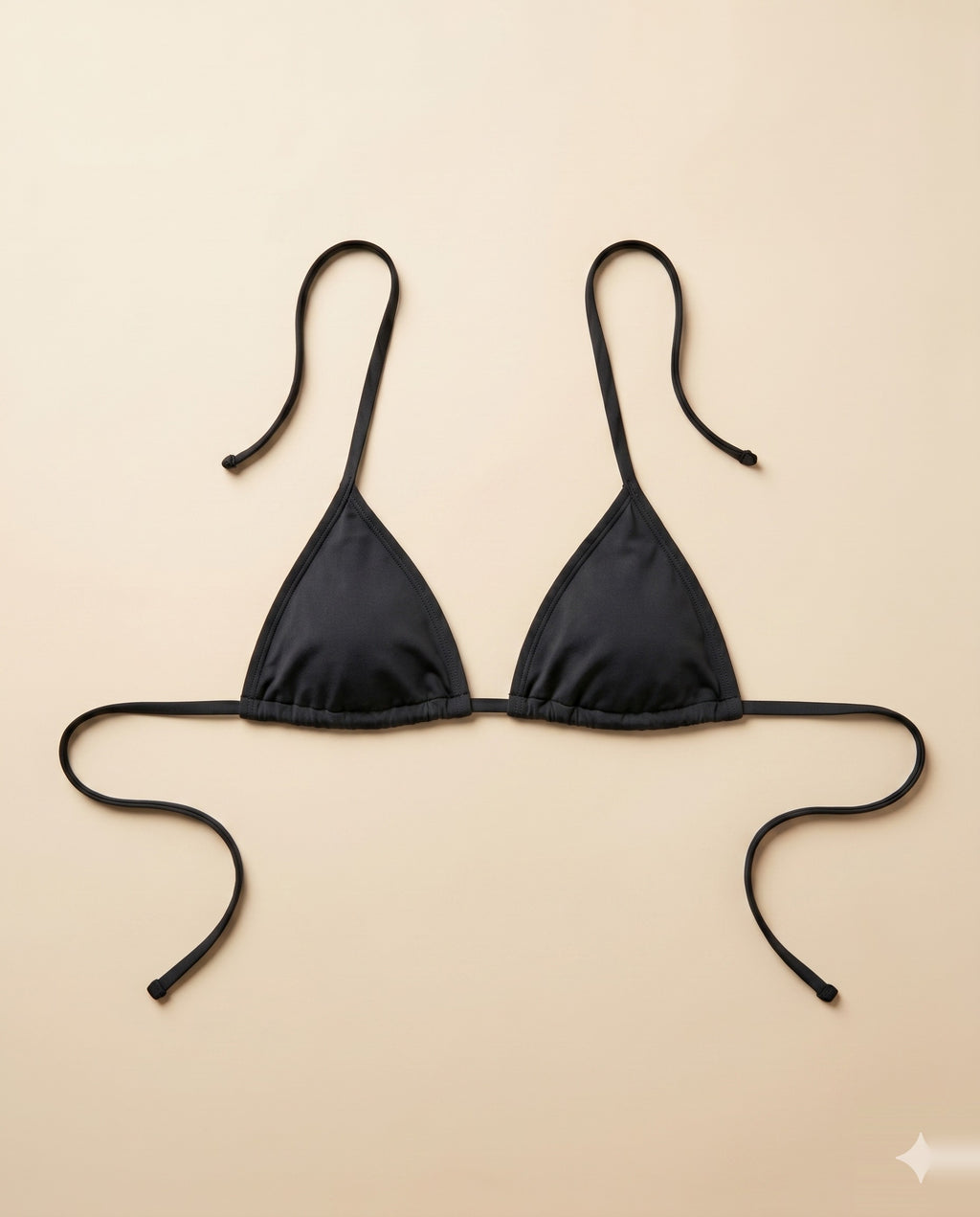 Top básico negro de regalo incluido con tu pedido del bikini menstrual Apparelle — triángulo con tiras laterales ajustables, uni-size (1 por pedido), complemento estético sin tecnología absorbente.