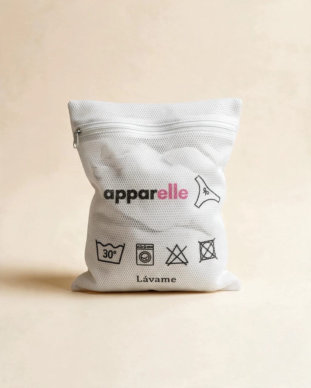 Bolsa de lavado de malla blanca Apparelle para braguitas menstruales, con instrucciones de lavado impresas, sobre fondo crema