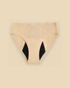 Braguita menstrual Apparelle Signature en beige, vista frontal en plano: la zona absorbente negra asoma por las aberturas de la pierna