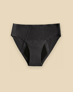 Braguita menstrual Apparelle Signature en negro, vista frontal en plano: la zona absorbente asoma por las aberturas de la pierna