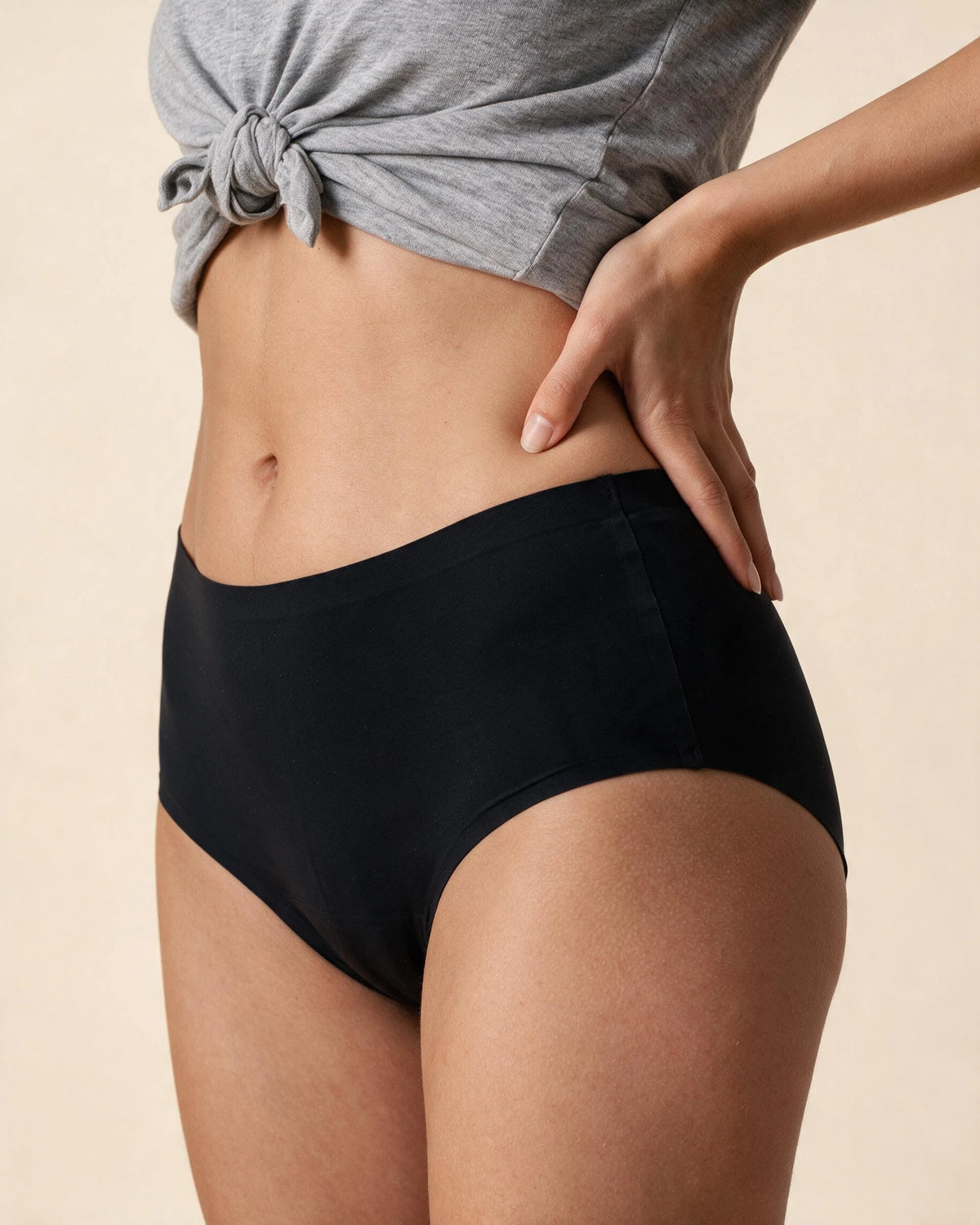 Braga menstrual de tiro alto Apparelle en negro, vista de tres cuartos de la cintura alta y la pierna