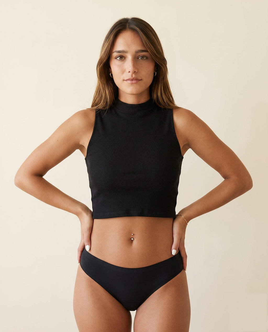 Braguita menstrual Apparelle Signature en negro anthracite vista frontal — tiro medio sin costuras, silueta limpia bajo cualquier prenda, tecnología 4 capas integrada en el interior.