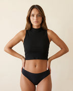 Braguita menstrual Apparelle Signature en negro anthracite vista frontal — tiro medio sin costuras, silueta limpia bajo cualquier prenda, tecnología 4 capas integrada en el interior.