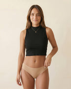 Braguita menstrual Apparelle Signature en color beige cálido vista frontal — tiro medio sin costuras, color tonal pensado para integrarse bajo prendas claras sin transparencia.