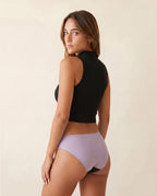 Braguita menstrual Apparelle Signature en color lavanda mate vista posterior — cobertura completa con acabado seamless, tono suave inspirado en flores secas.