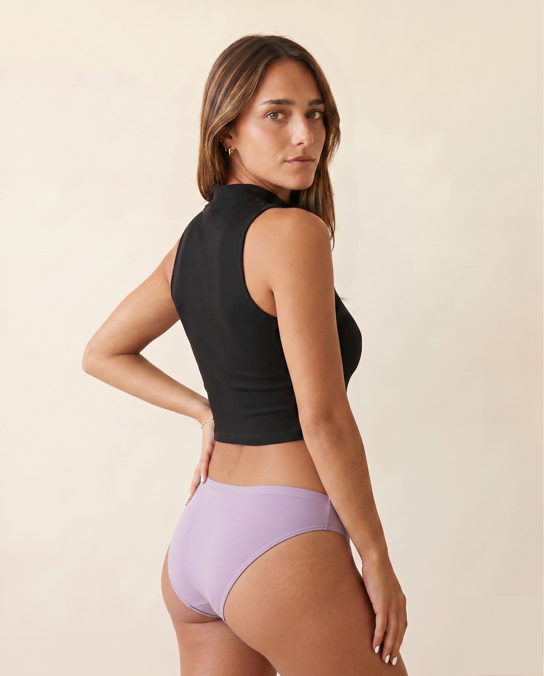 Braguita menstrual Apparelle Signature en lavanda mate vista lateral — tono lavanda apagado (no metalizado), color firma de la línea Signature para días neutros.