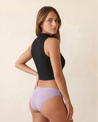 Braguita menstrual Apparelle Signature en lavanda mate vista lateral — tono lavanda apagado (no metalizado), color firma de la línea Signature para días neutros.