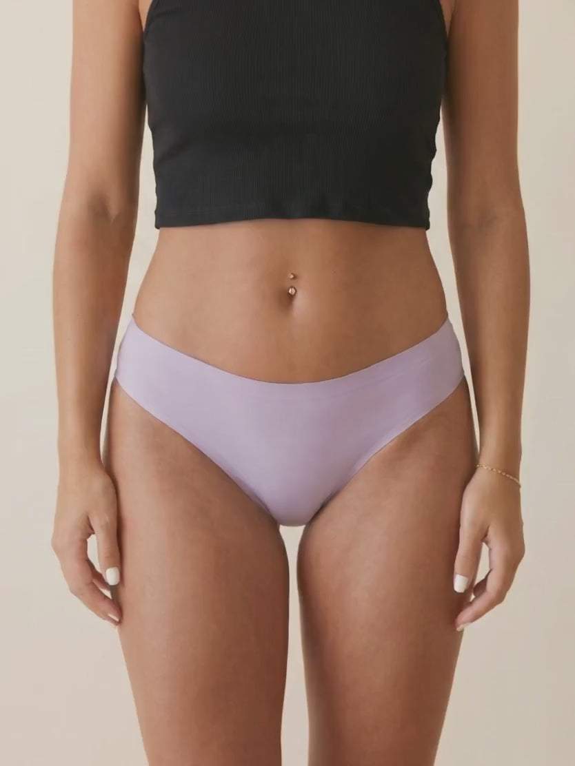 Vídeo: braguita menstrual Apparelle Signature en lavanda puesta, girando para enseñar la cobertura trasera