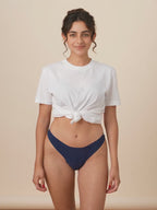 Vídeo: modelo con tanga menstrual Apparelle en azul marino gira de frente a perfil