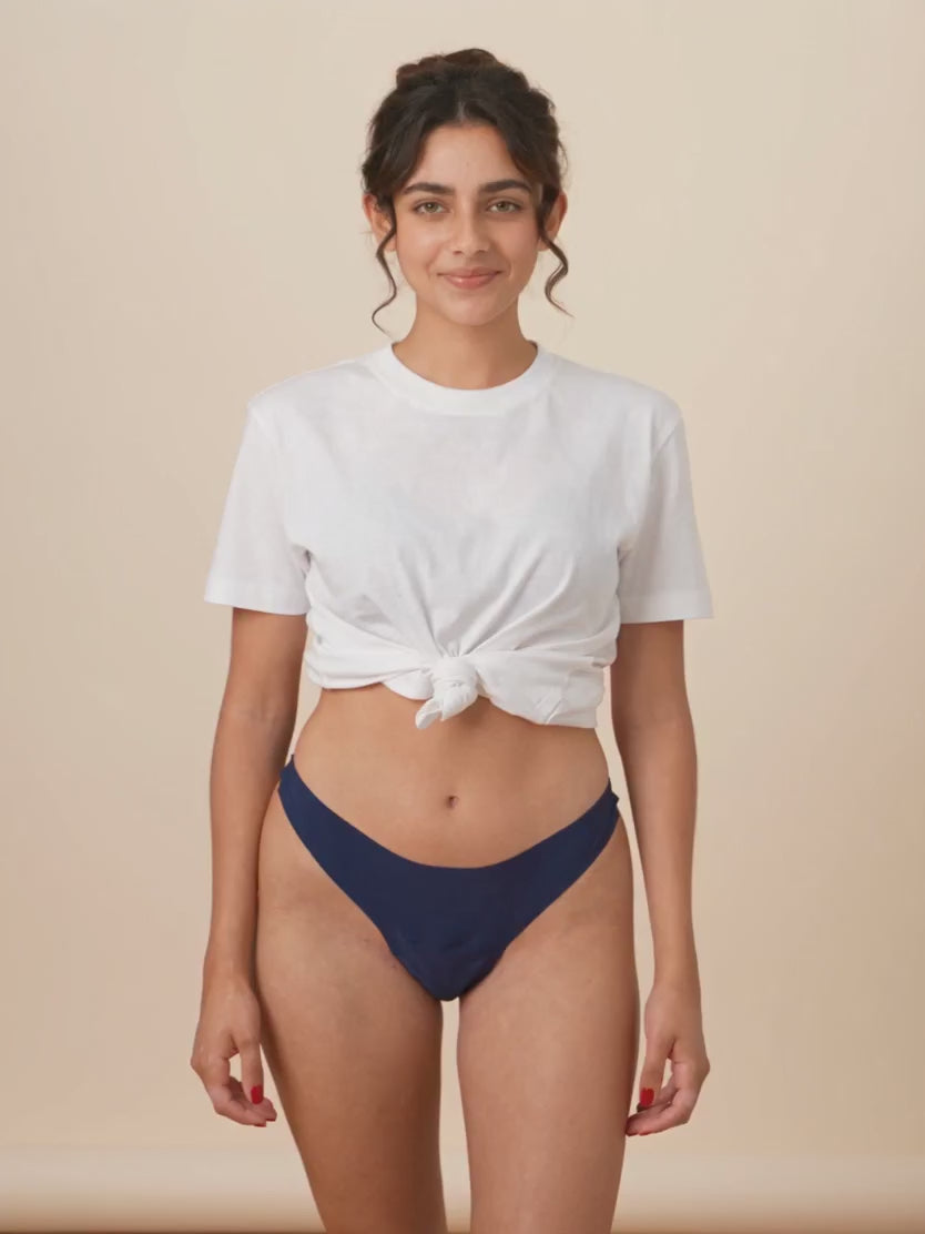 Vídeo: modelo con tanga menstrual Apparelle en azul marino gira de frente a perfil