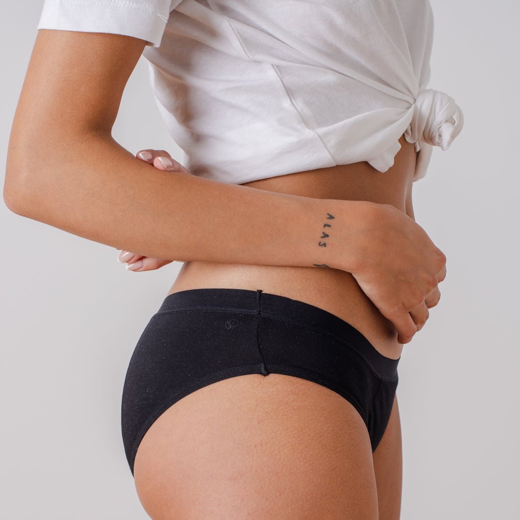 Braga menstrual de algodón Apparelle negra - vista lateral mostrando ajuste y cobertura