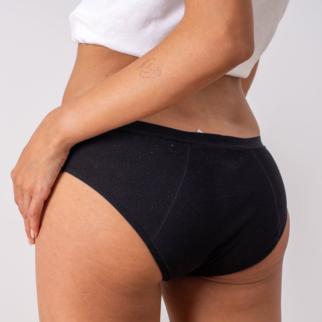Braga menstrual de algodón Apparelle negra - vista posterior mostrando cobertura completa