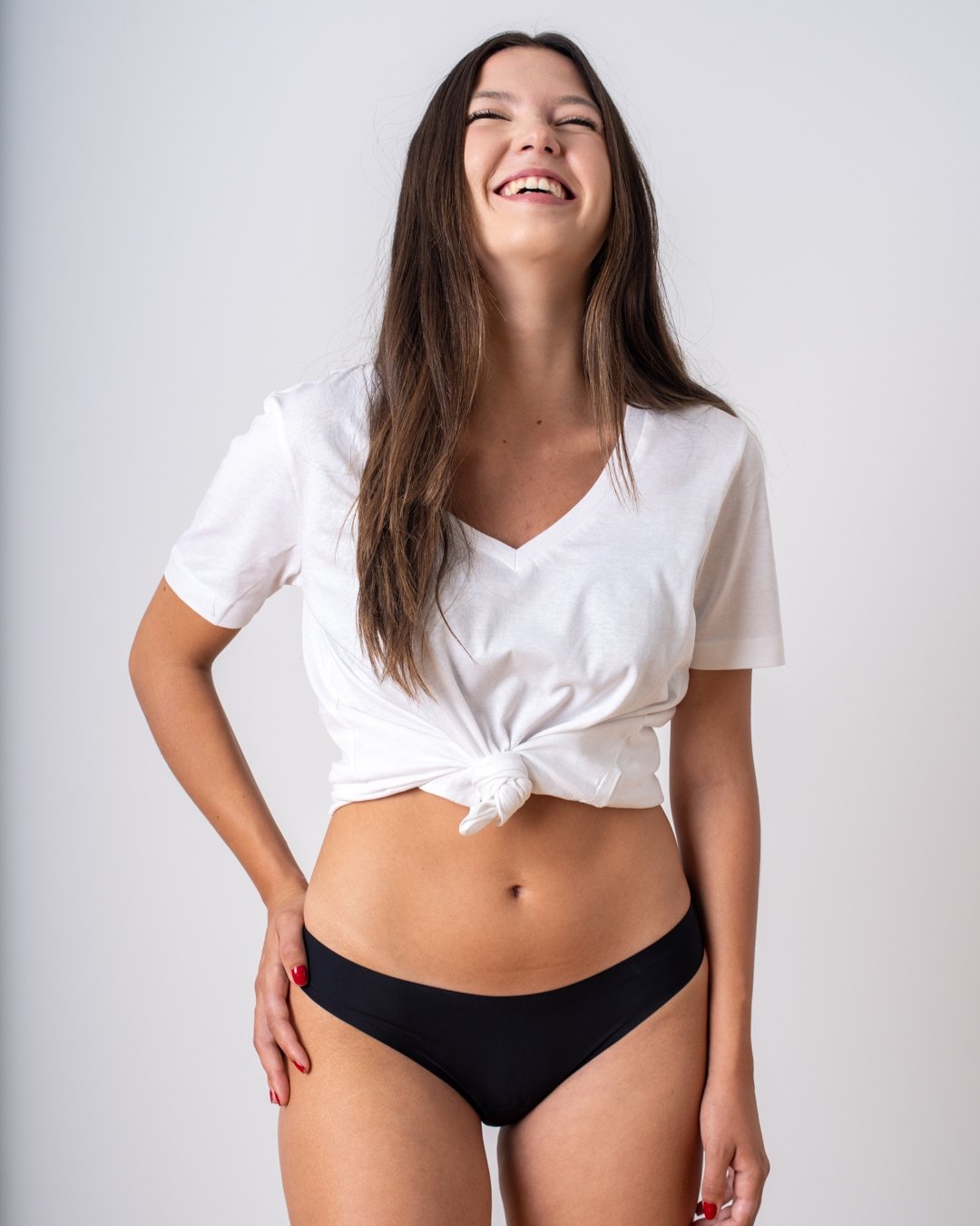 Modelo sonriente con braguita menstrual sin costuras Apparelle negra - foto lifestyle naturalidad y confianza